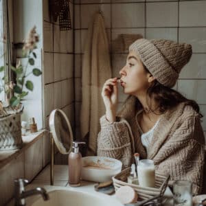 Maquillage Quotidien : Routine de maquillage en 5 minutes pour les matins pressés.