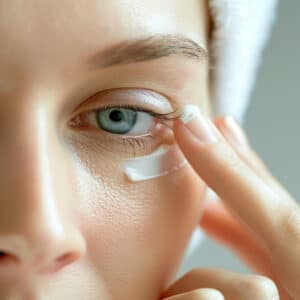 Soins Yeux : Traitez vos cernes et poches efficacement